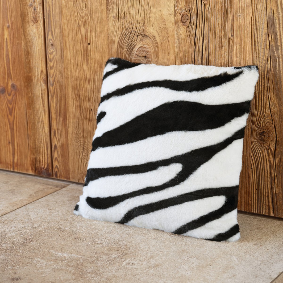 Coussin garni à motif zèbre avec dos en velours - QABANE noir, HOME MAISON