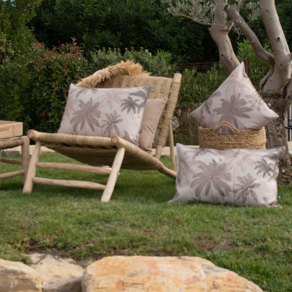 Coussin d'extérieur déperlant imprimé palmiers taupe, SUD ETOFFE