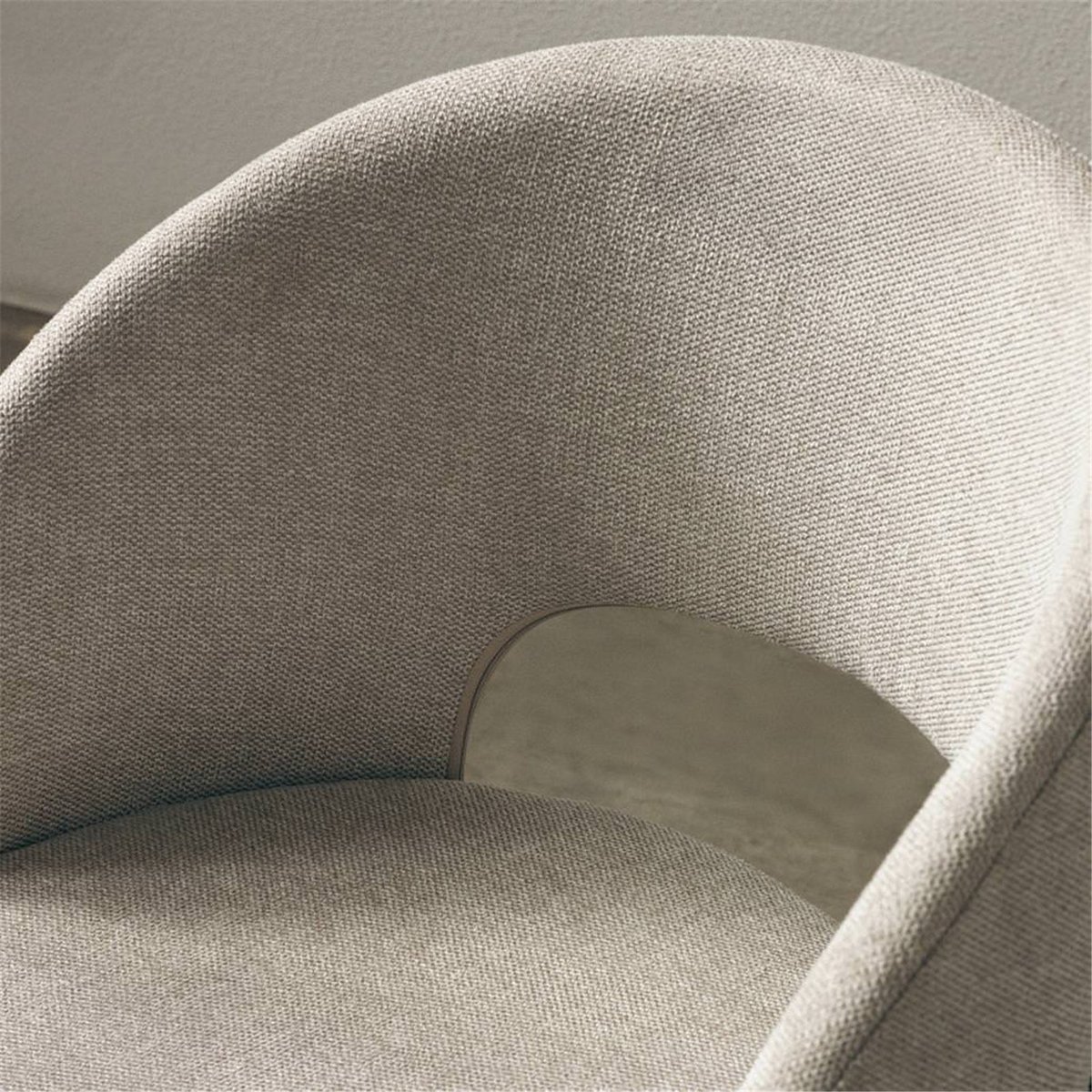 Fauteuil lounge ANNABEL aux formes arrondies olive et crème avec pieds noyer, RECOLLECTION