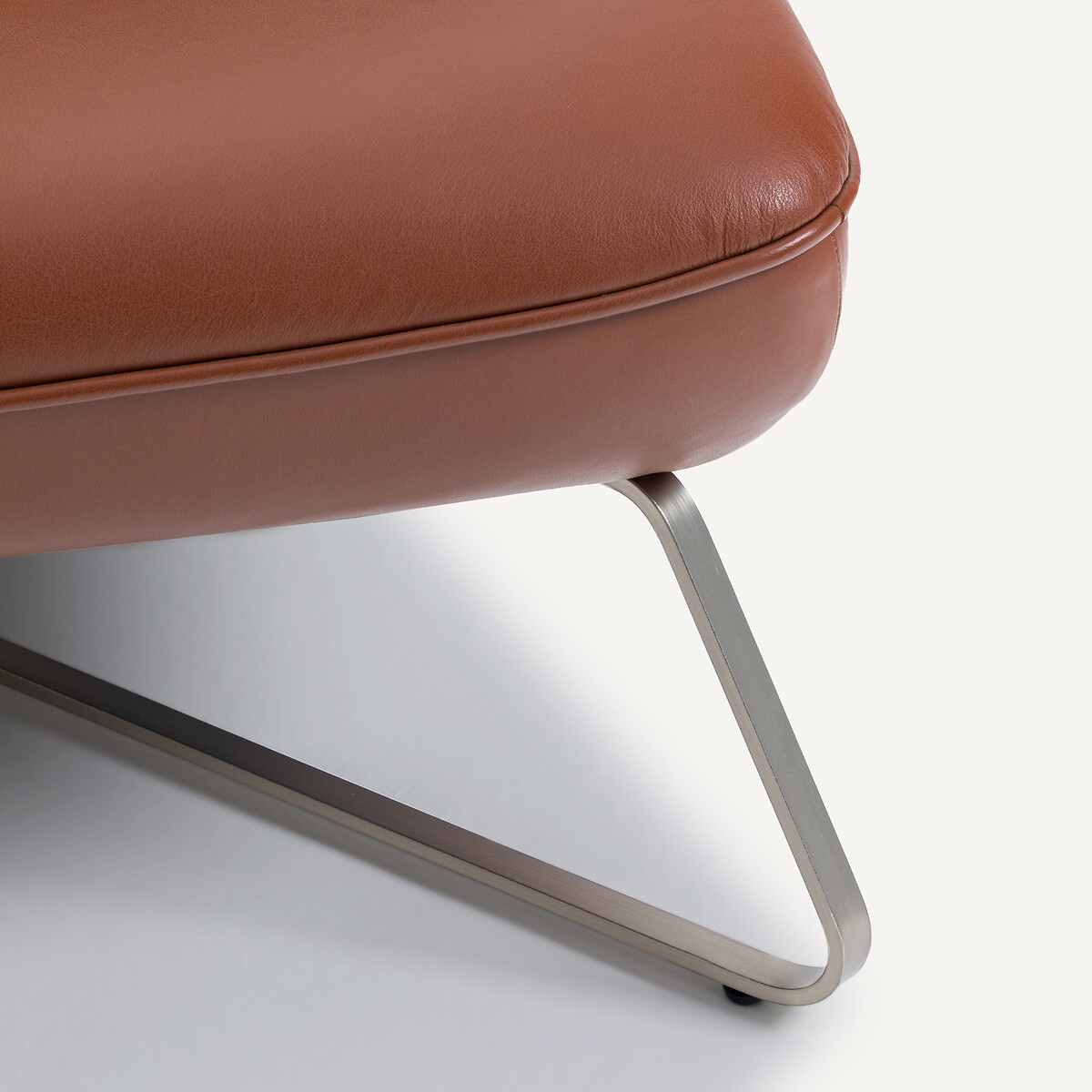 Sillón de piel y níquel satinado, Helma coñac, AM.PM
