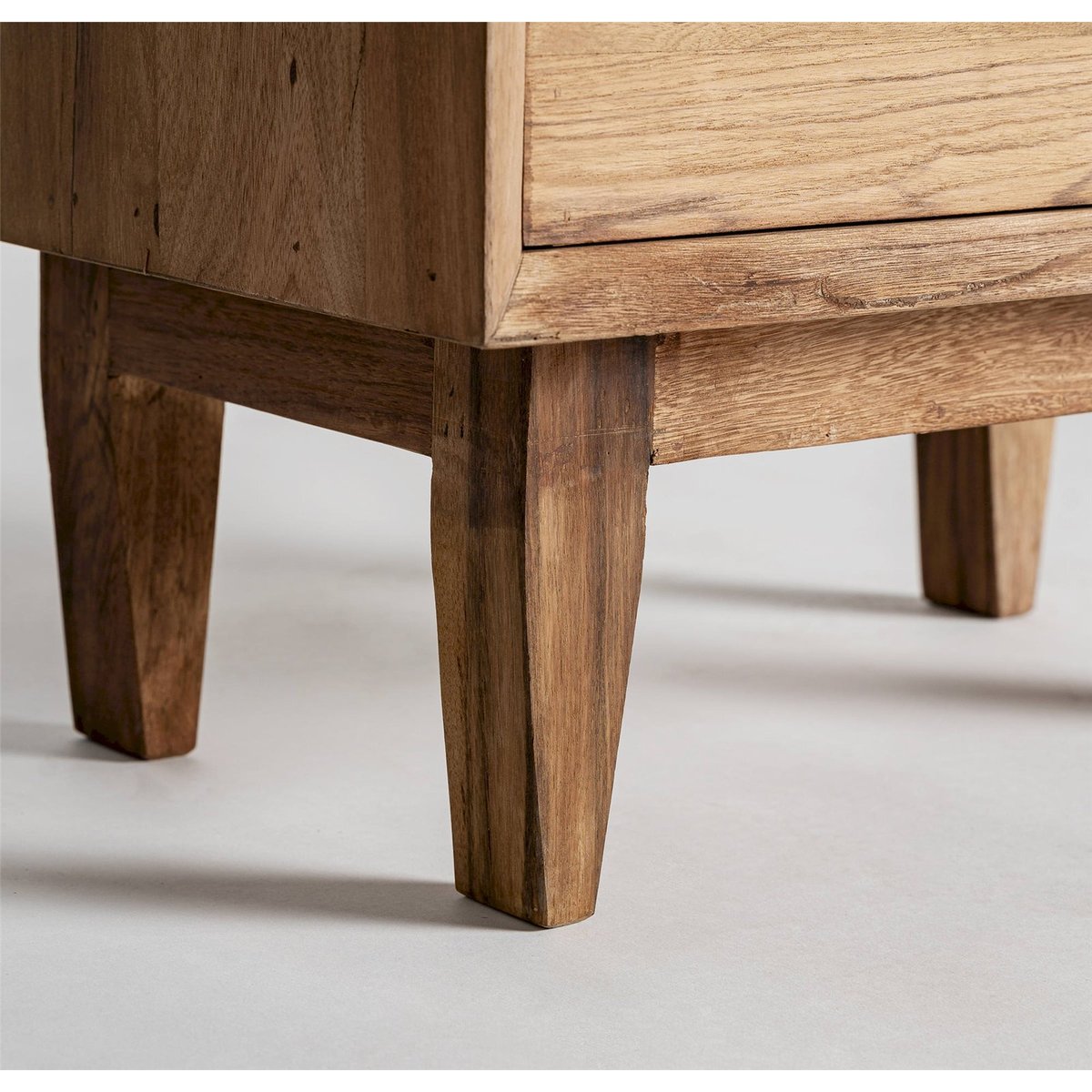Table de chevet en bois massif style scandinave brun naturel avec poignées noires, RECOLLECTION
