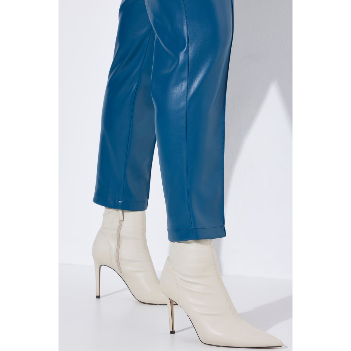Pantalon 7/8 en similicuir. Passepoils et bleu pétrole, ULLA POPKEN