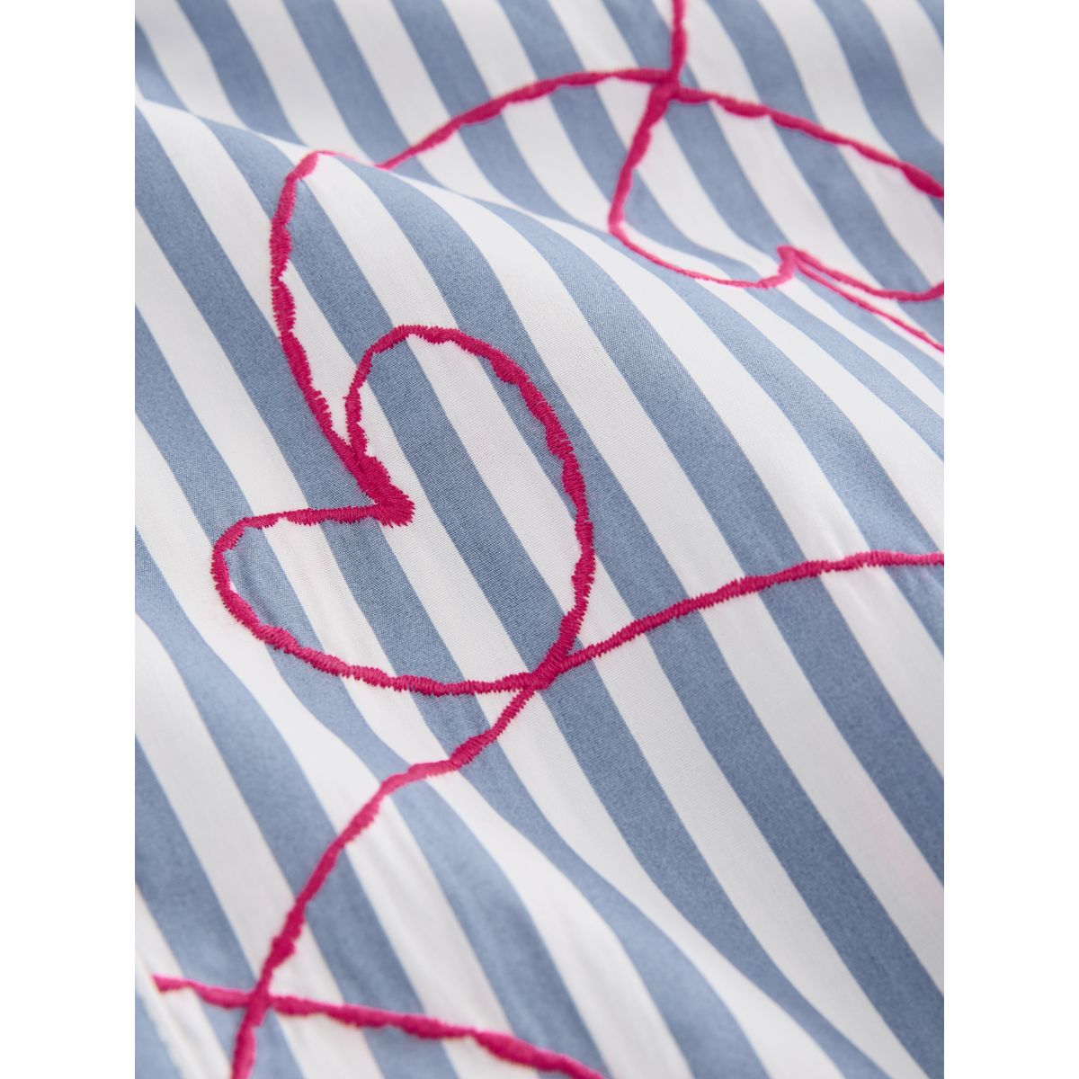 Chemise boyfriend oversize en popeline rayures bleues et blanches, cœur rose brodé, NEXT