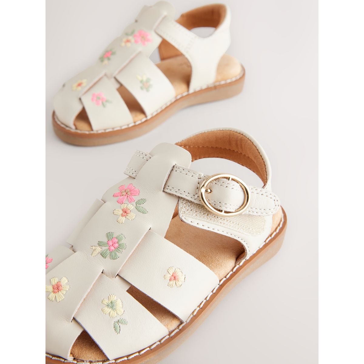 Sandales en cuir style pêcheur brodé neutre, NEXT