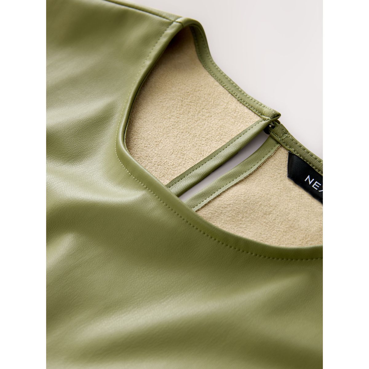 T-shirt en similicuir à manches courtes vert olive, NEXT