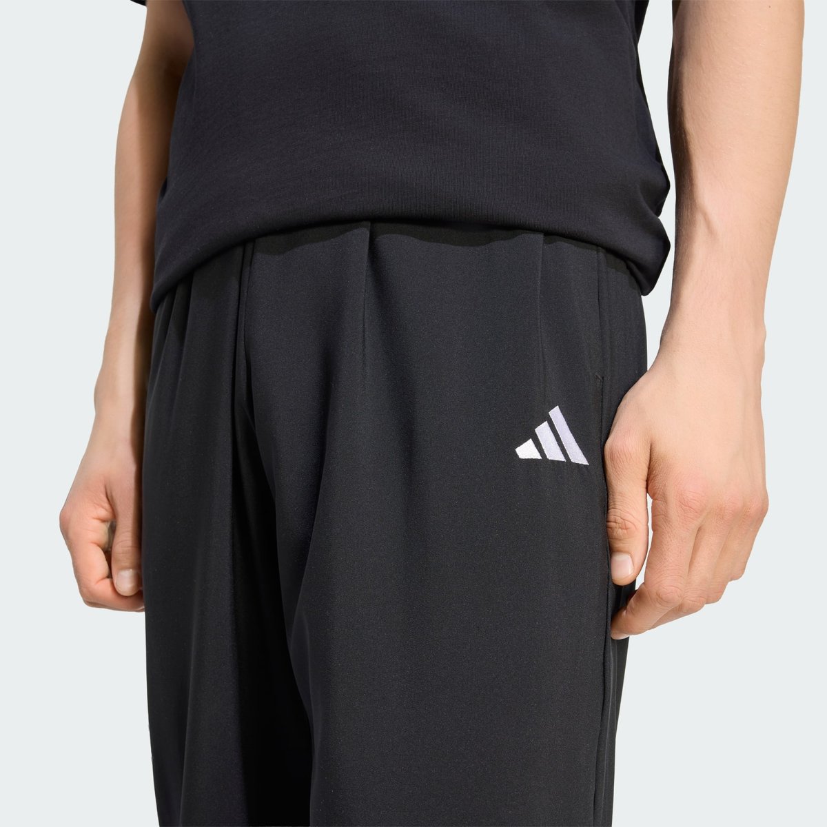 Pantalon Bord-Côte Fuselé Tissé Petit Logo Essentials Stanford Lite Pantalon Bord-Côte Fuselé Tissé Petit Logo Essentials Stanford Lite black / white, ADIDAS SPORTSWEAR