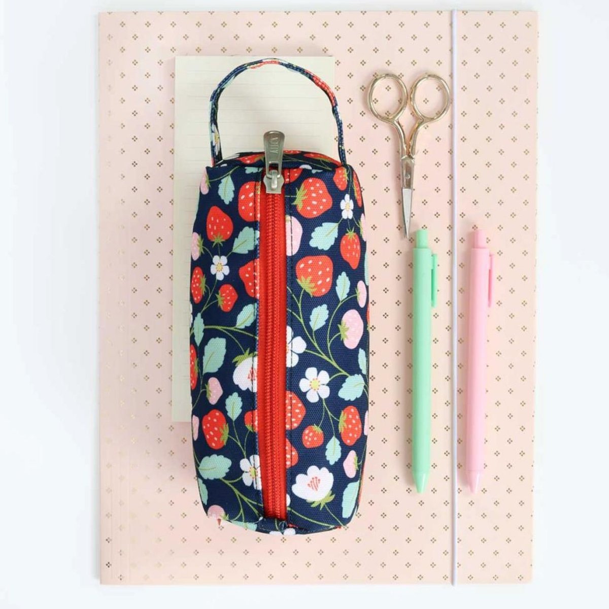 Trousse Fraises noir, rouge, bleu, A LITTLE LOVELY COMPANY