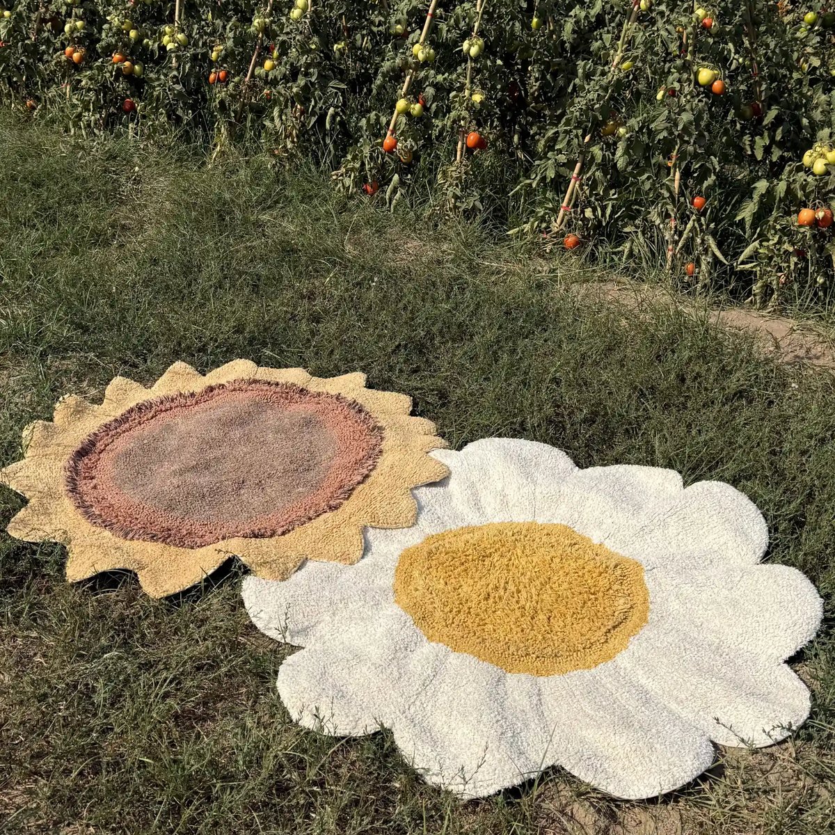 Tapis lavable Marguerite PETALS & PALS naturel, ivoire, miel foncé, moutarde, LORENA CANALS