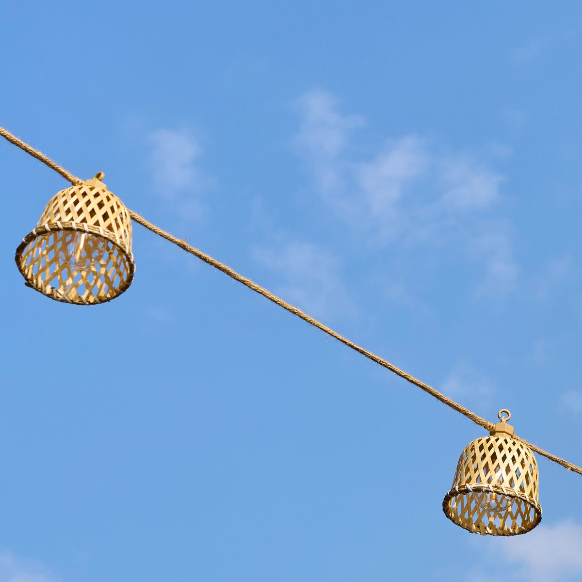 Guirlande lumineuses solaire et sur secteur raccordable en corde 20 ampoules transparentes LED blanc chaud dimmable MALY LIGHT HYBRID 13m beige, LUMISKY