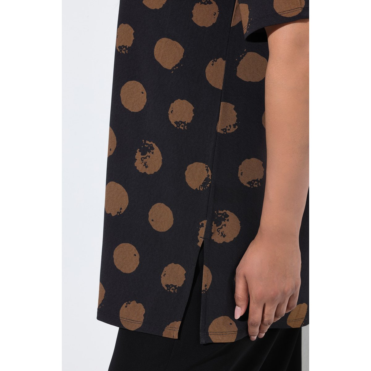 T-shirt au tombé fluide, motif à pois noir, ULLA POPKEN