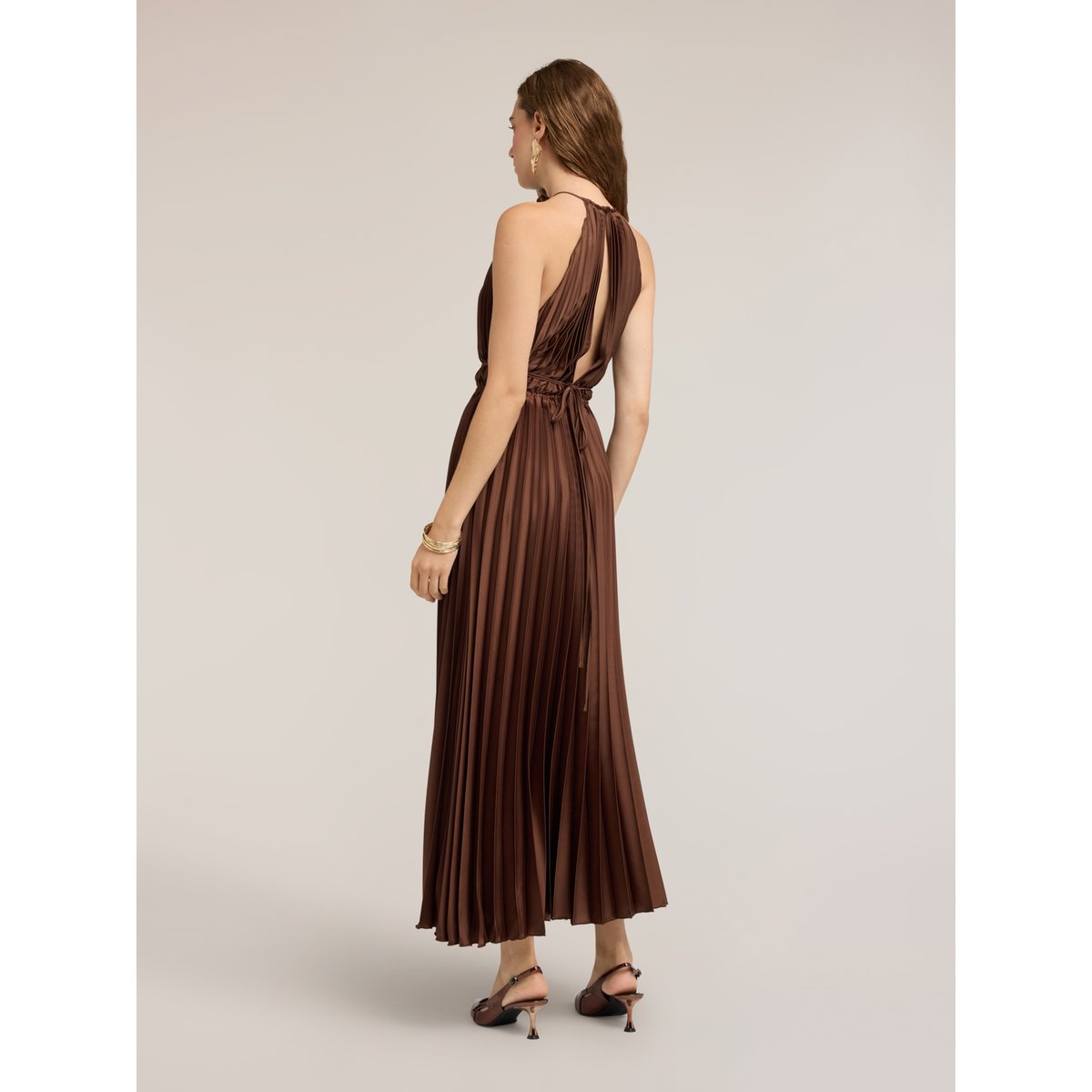 Robe longue plissée avec goutte au dos marron, MOTIVI