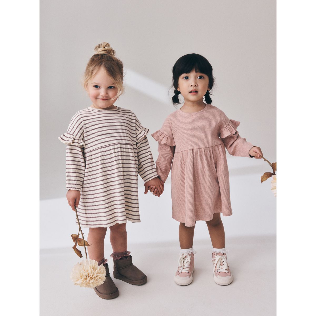 Robe côtelée à volants, lot de 2 rayures neutres/rose pâle, NEXT