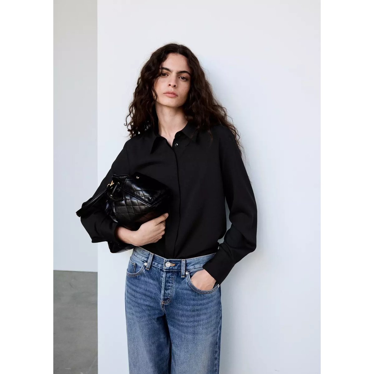 Chemise satinée à fermeture dissimulée noir, MANGO