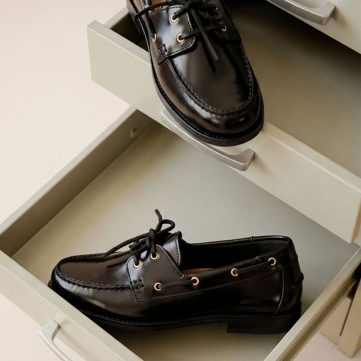 Mocassins bateau Thelma cuir vernis noir, JULES & JENN