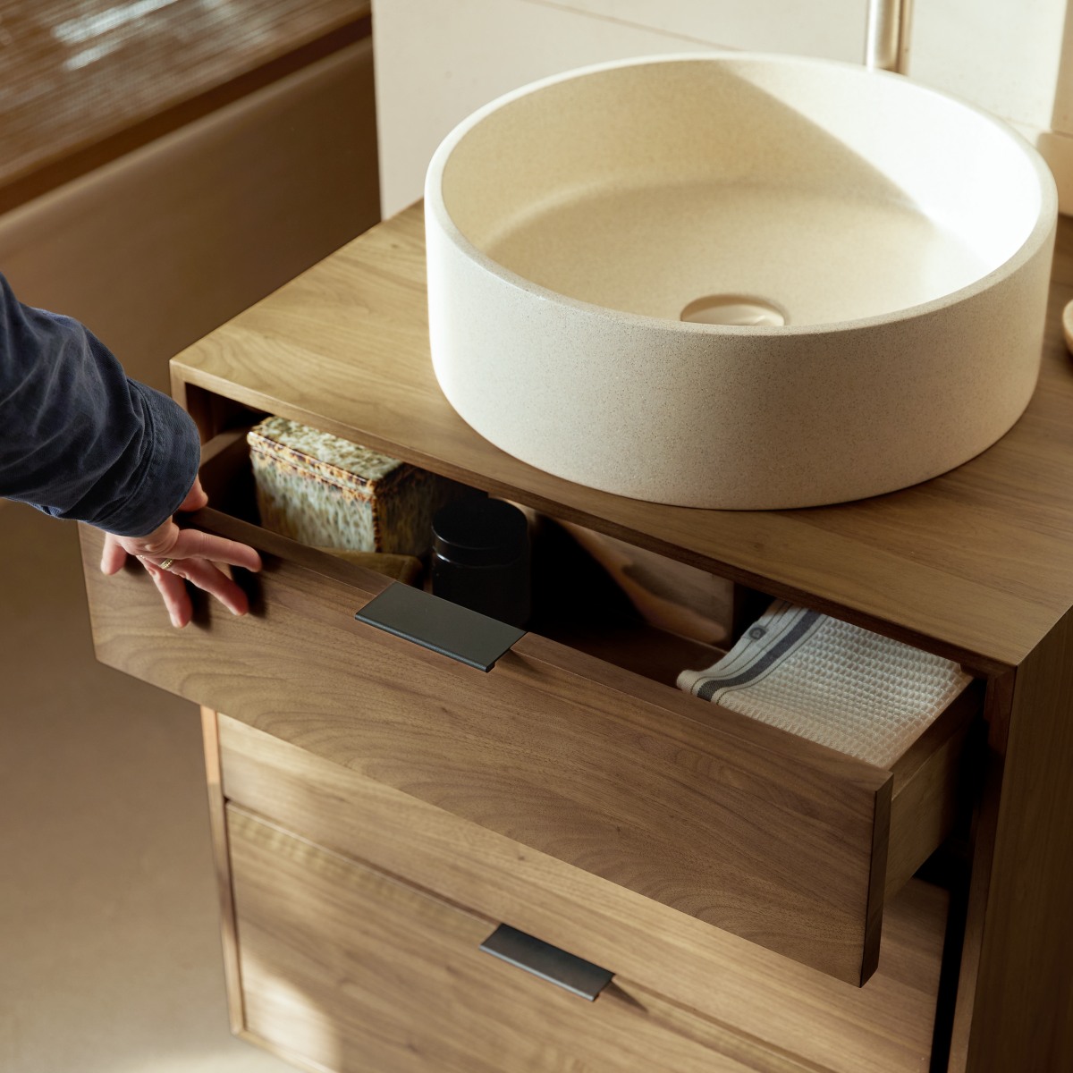 Meuble Salle De Bain en Noyer massif, SENSON marron, TIKAMOON