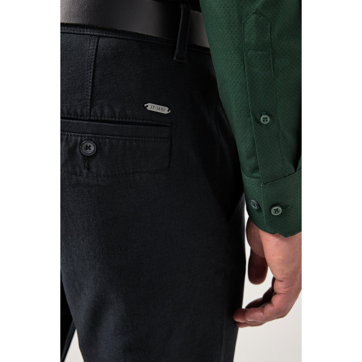 Pantalon chino en lainage noir, JP1880