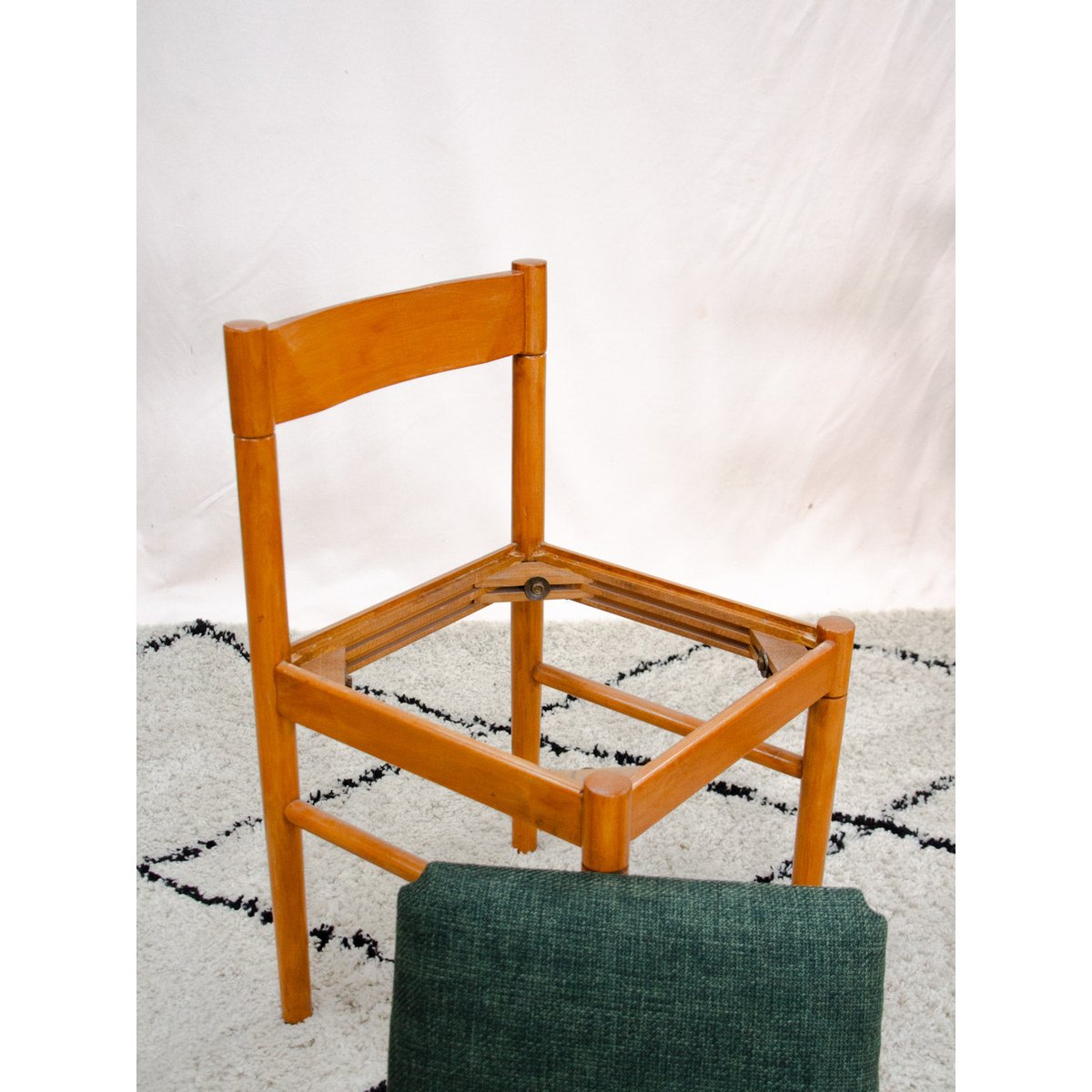 Lot de 6 chaises en hêtre Alma N°2135 - Bon état bois clair, DEBONGOUT