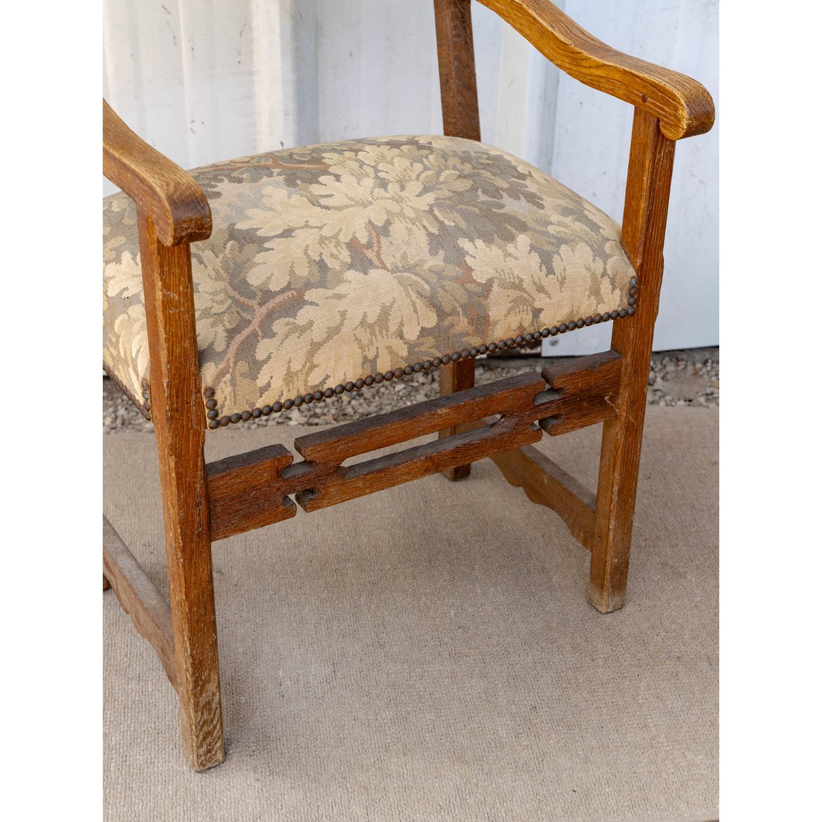 Fauteuil ancien clouté en bois et tissu Ernest N°1497 - Bon état bois foncé, DEBONGOUT