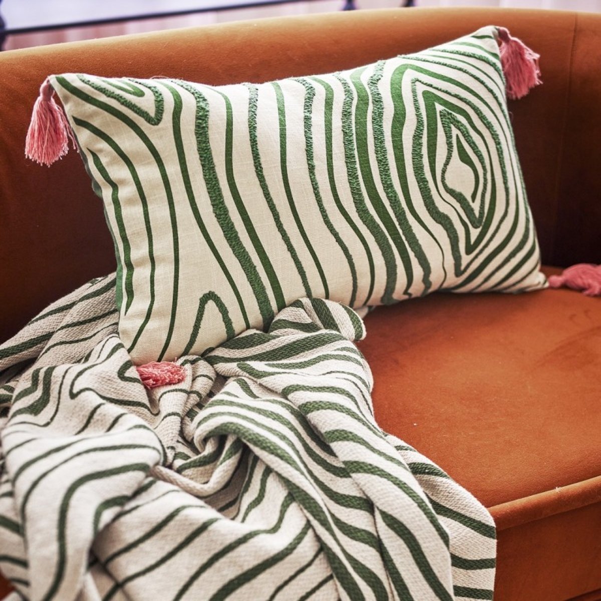 Coussin de salon graphique WOODSBY vert, BLOOMINGVILLE