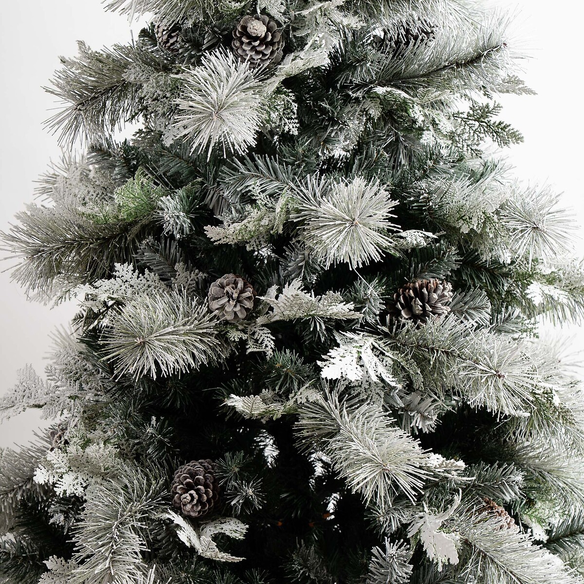 6ft Frosted Foliage Christmas Tree green, SO'HOME