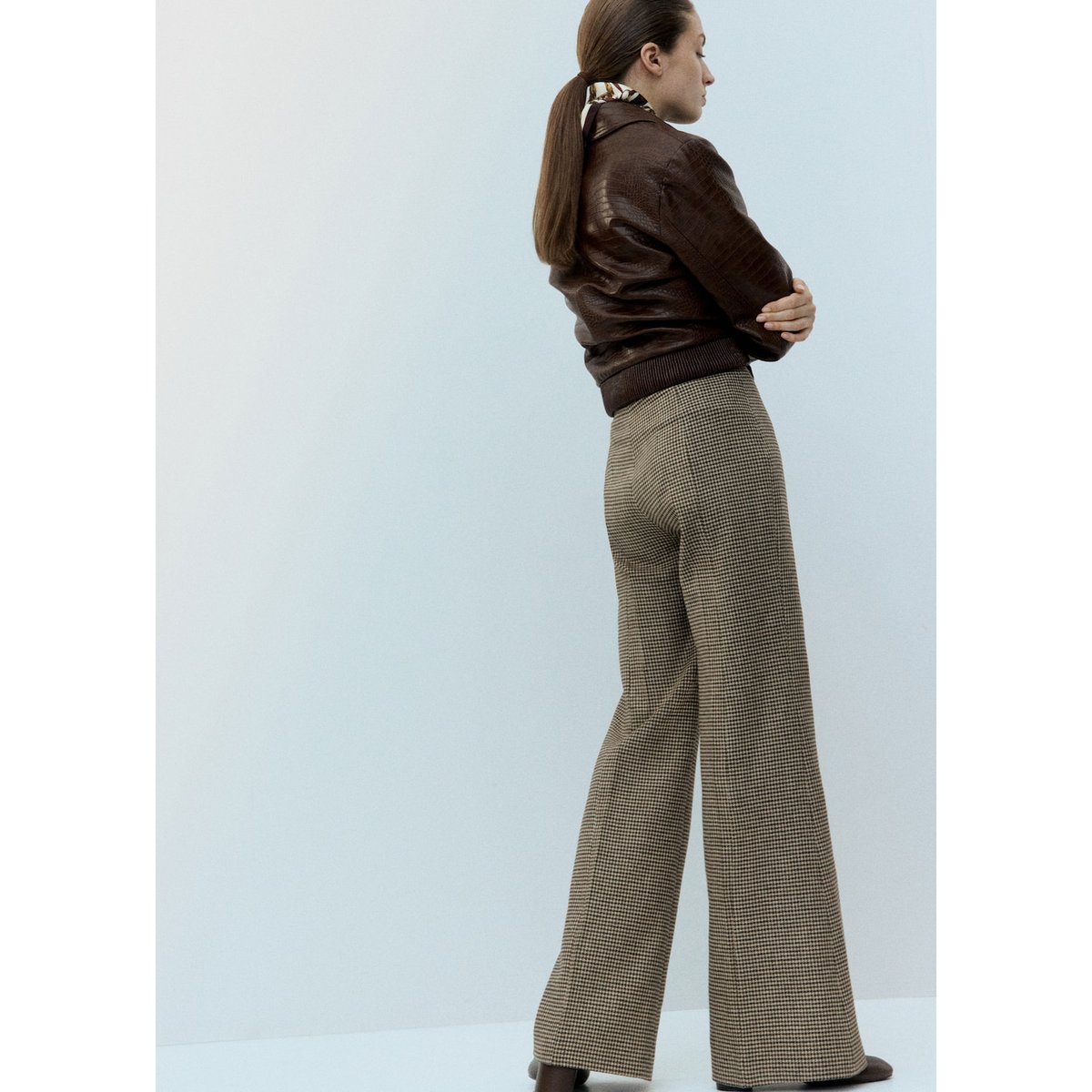 Pantalon en laine mélangée pied-de-poule marron moyen, MANGO