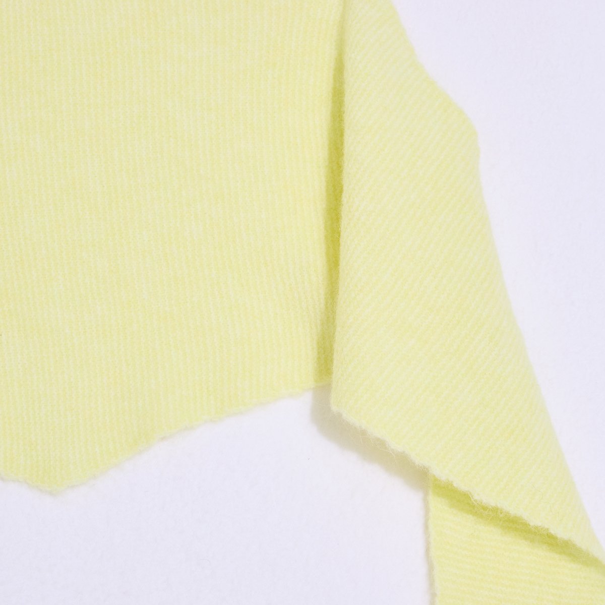 Echarpe forme triangle en maille jaune, GRAIN DE MALICE
