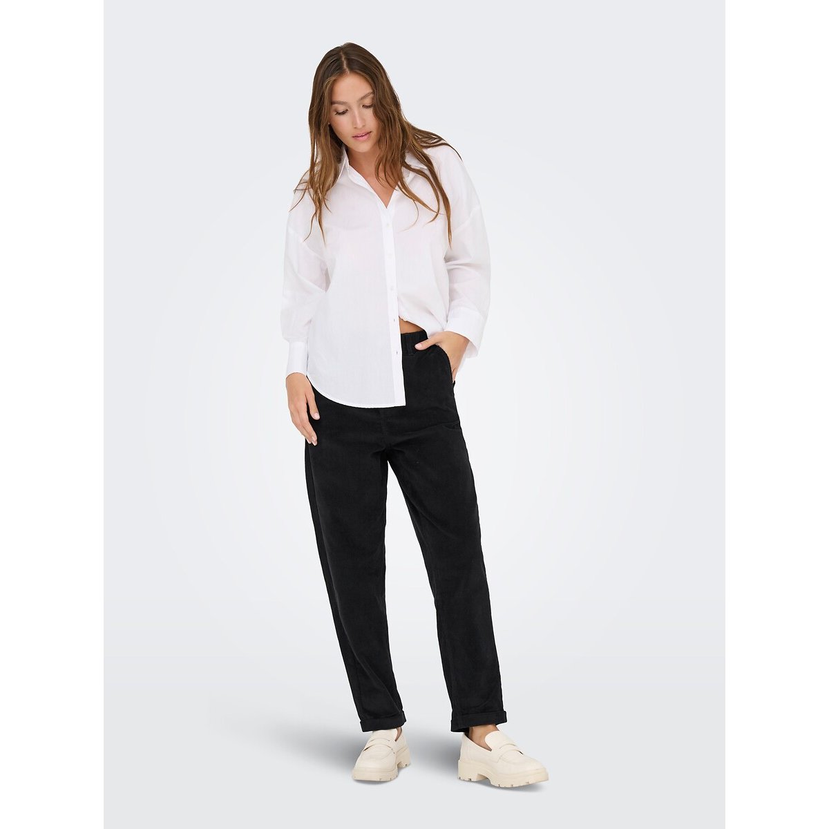 Pantalon carotte en velours noir, ONLY