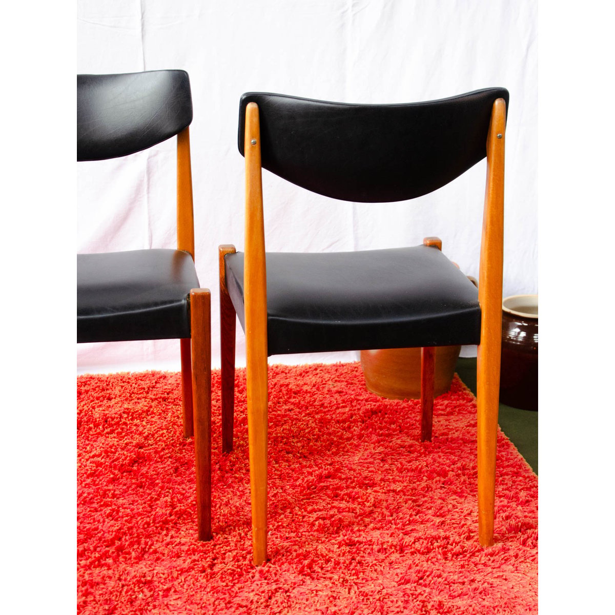 Lot de 4 chaises en teck et skaï Alma N°2129 - Bon état bois clair, DEBONGOUT