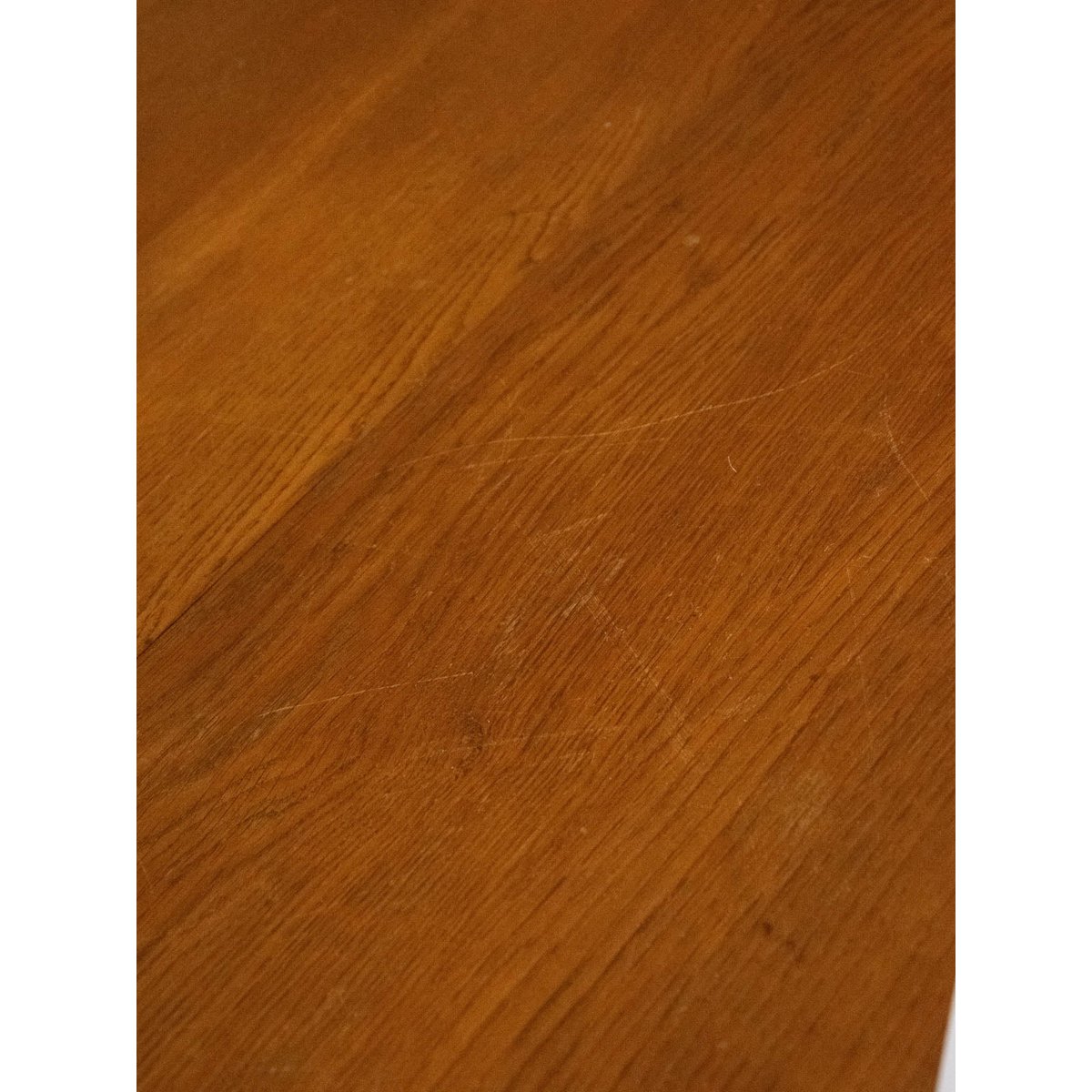 Table à manger sculptée en chêne Romy N°646 - Bon état bois clair, DEBONGOUT