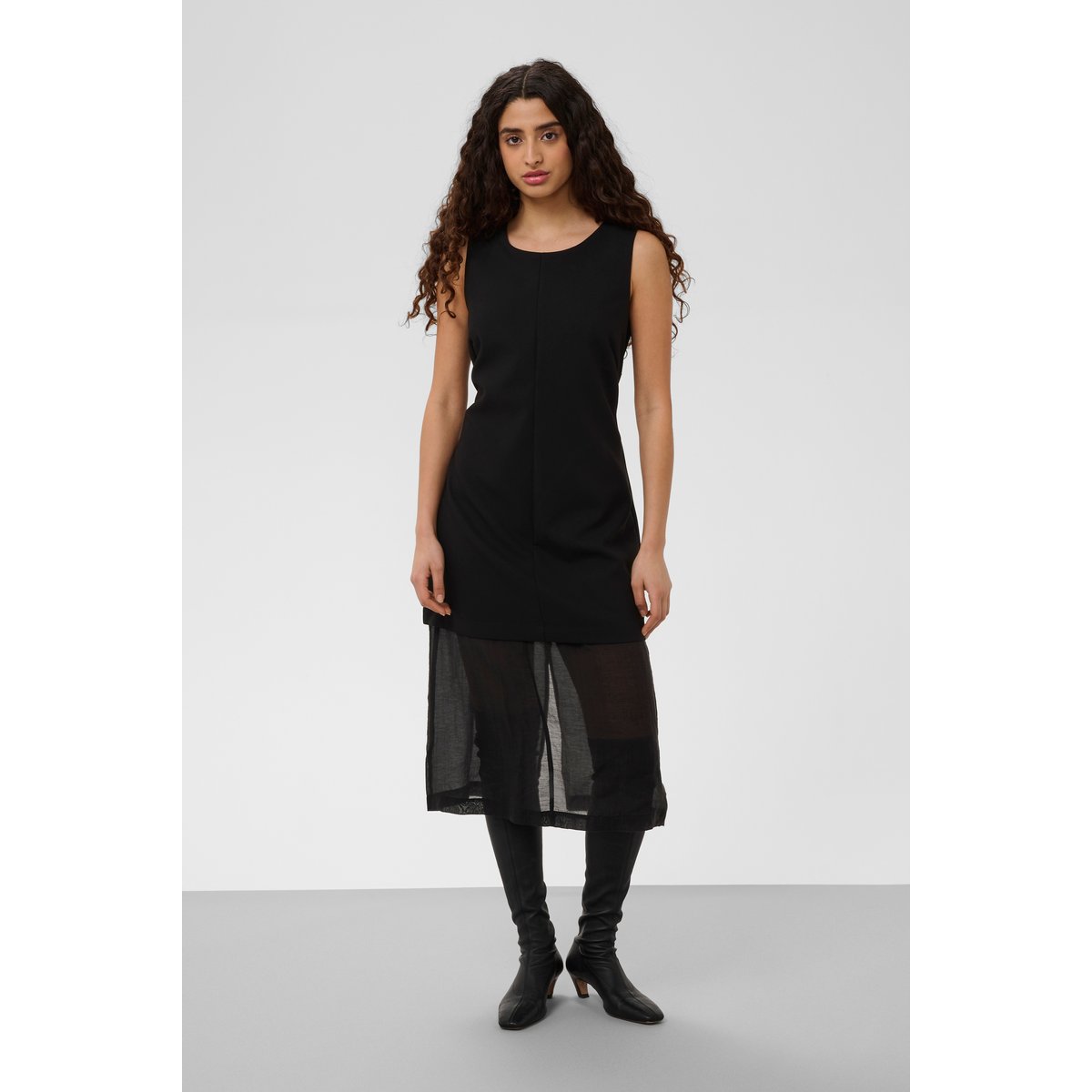 Robe noir, SOAKED IN LUXURY