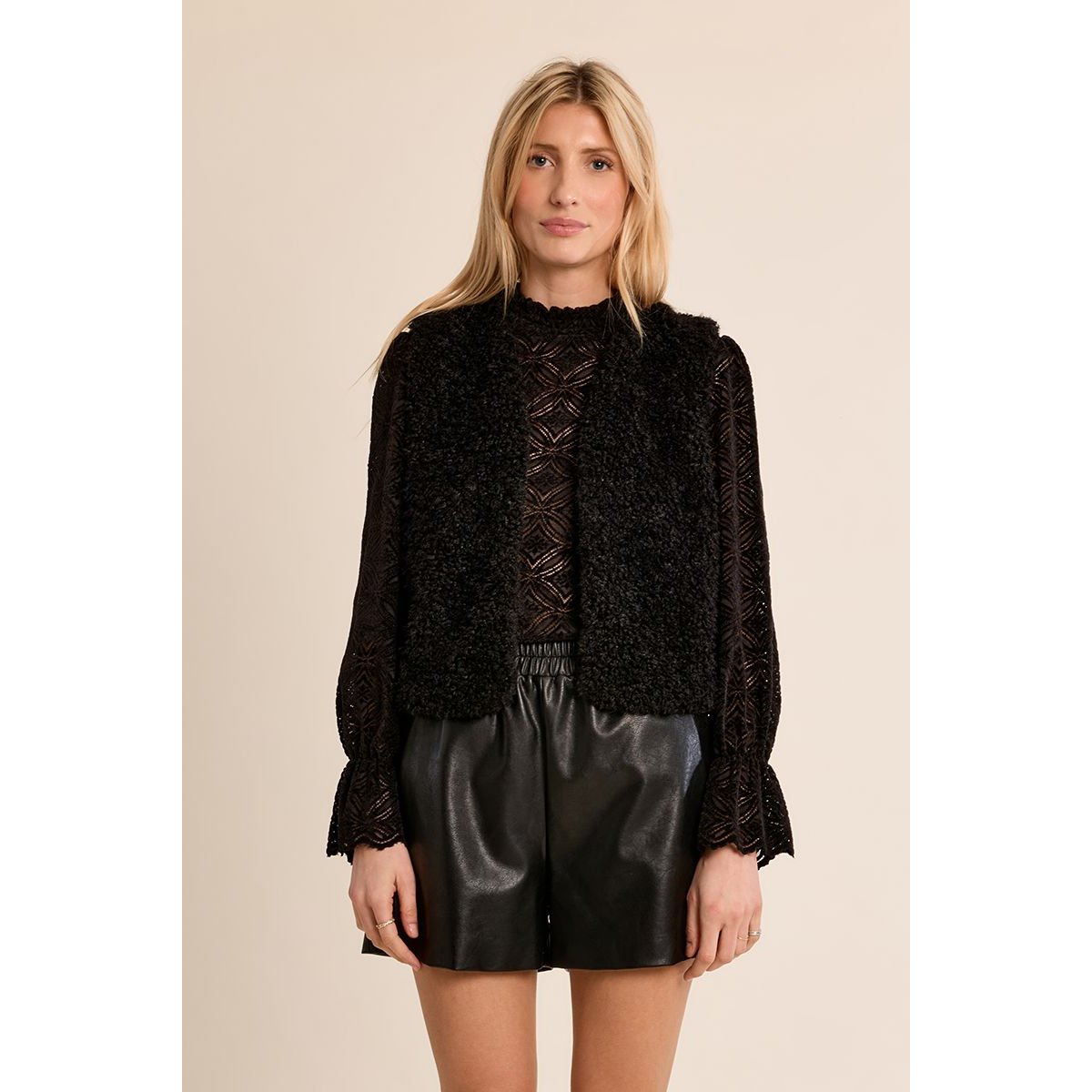 Veste sans manches imitation mouton noir, MOLLY BRACKEN