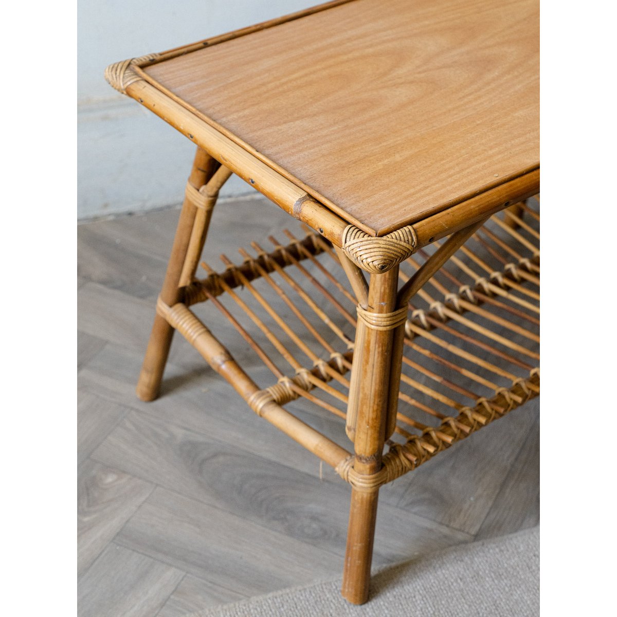 Table basse porte-revue Léonie N°984 - Bon état bois clair, DEBONGOUT