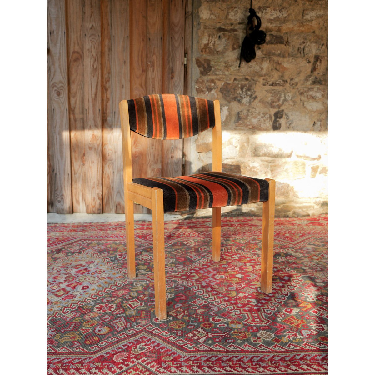 Lot de 5 chaises en velours à rayures Alma N°1984 - Bon état orange, DEBONGOUT