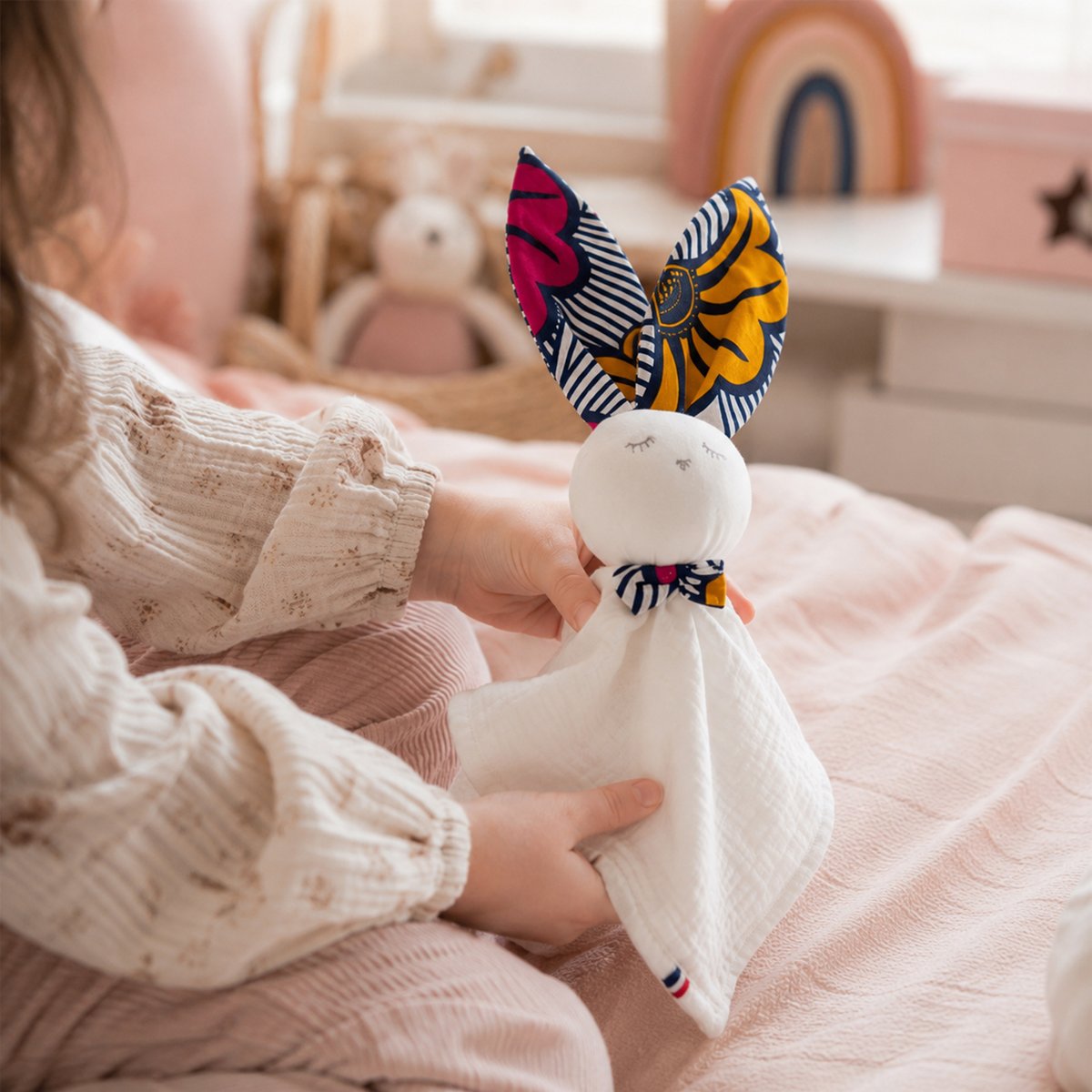 Doudou lapin personnalisable en gaze de coton WAX rouge, SEVIRA KIDS