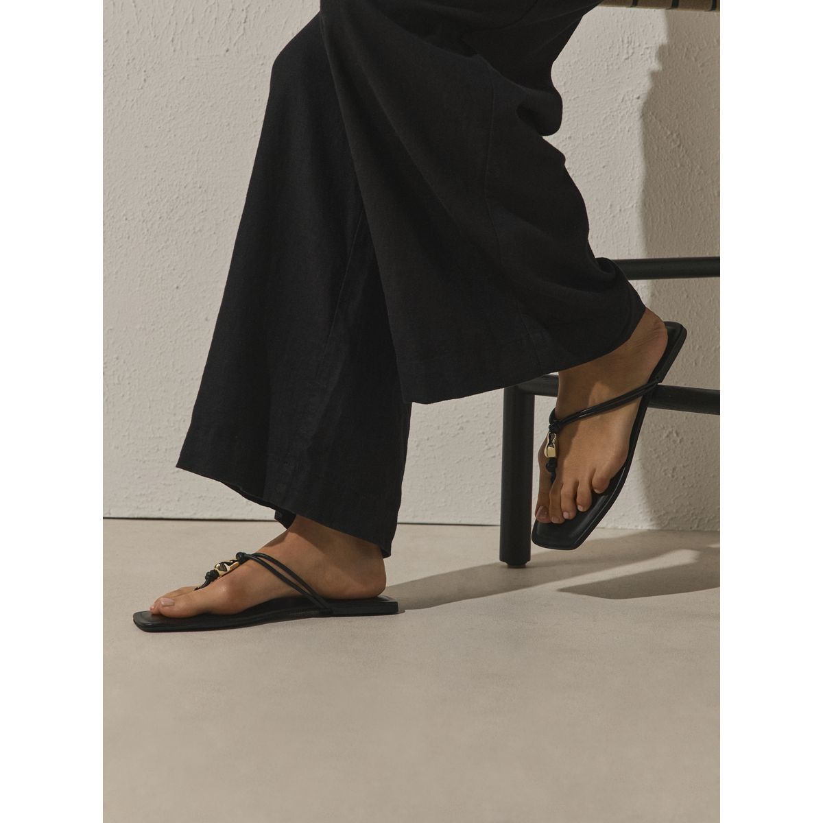 Sandales à entredoigt et finition métal noir, NEXT
