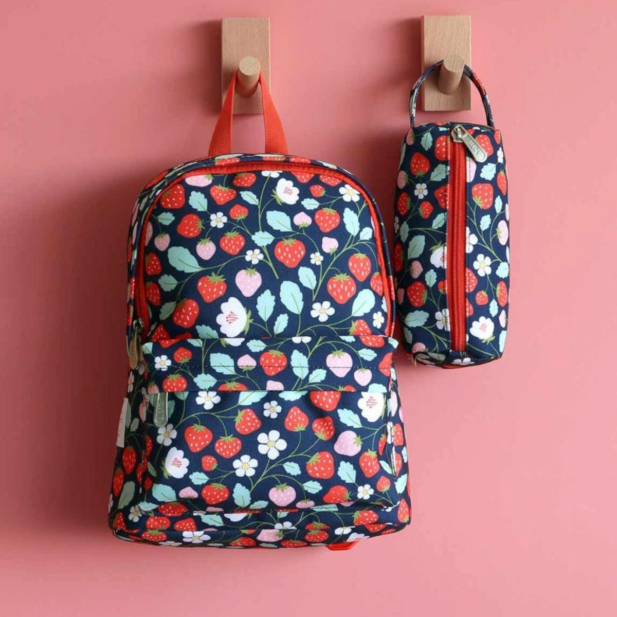 Trousse Fraises noir, rouge, bleu, A LITTLE LOVELY COMPANY