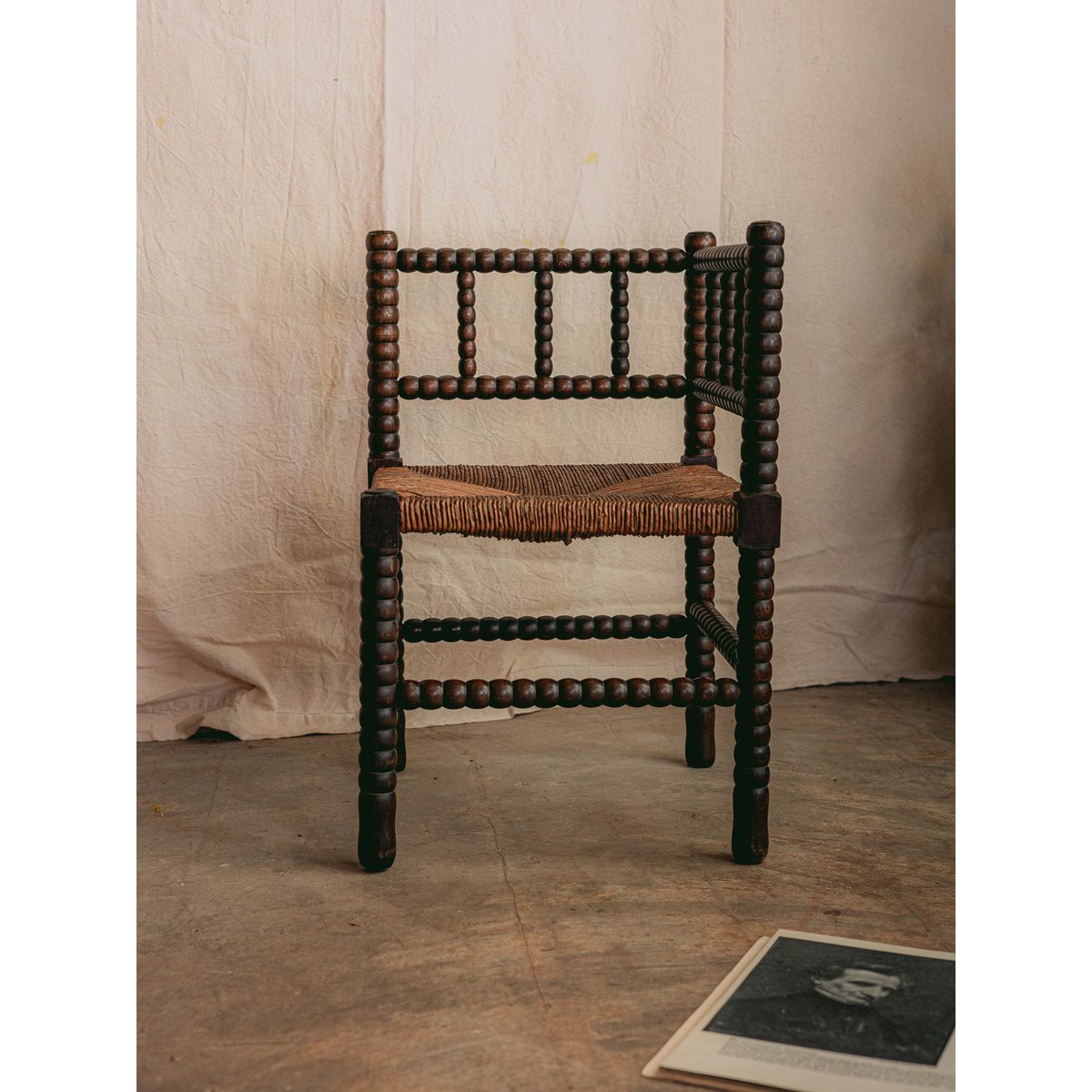 Fauteuil d'angle en bois foncé et perlé Ernest N°1568 - Bon état bois foncé, DEBONGOUT