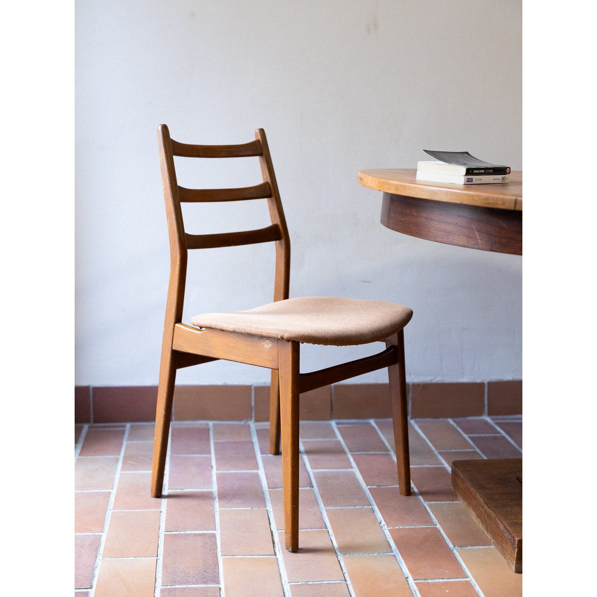 Paire de chaises scandinaves Alma N°1791 - Bon état bois foncé, DEBONGOUT
