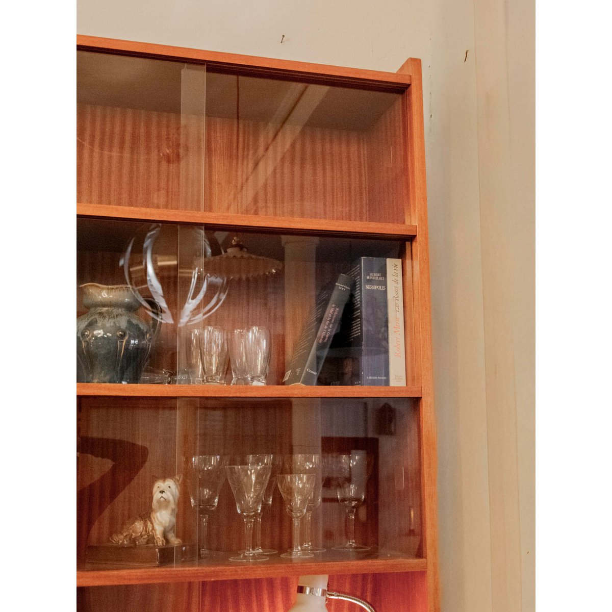 Grande bibliothèque vitrée au placage en bois Madeleine N°711 - Bon état bois foncé, DEBONGOUT