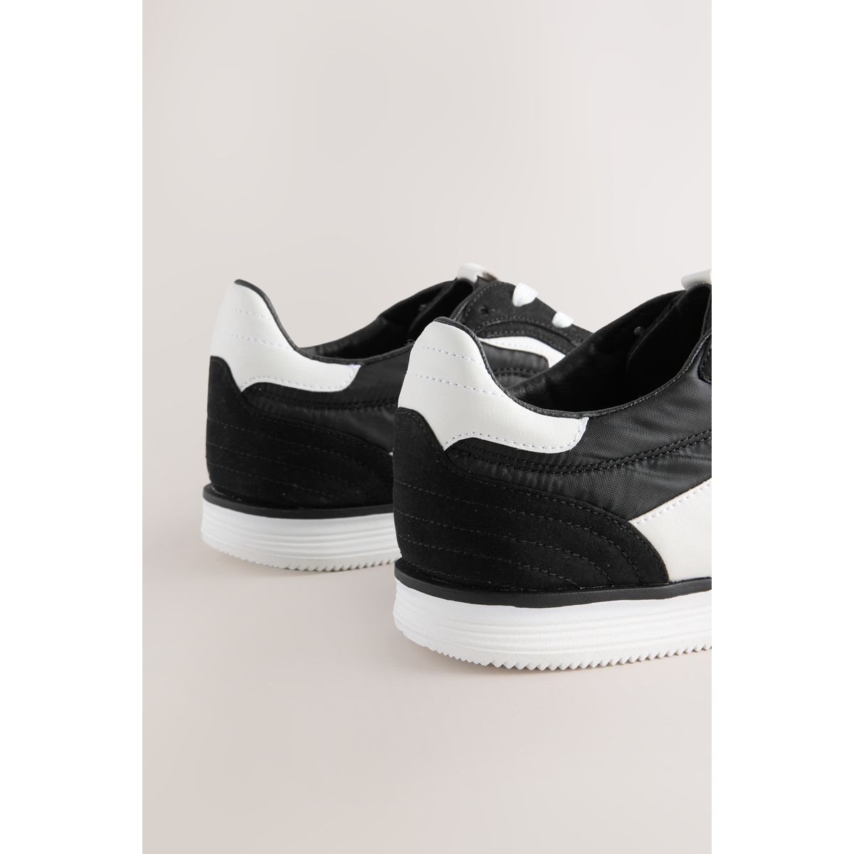 Baskets à lacets avec empiècement noir, NEXT