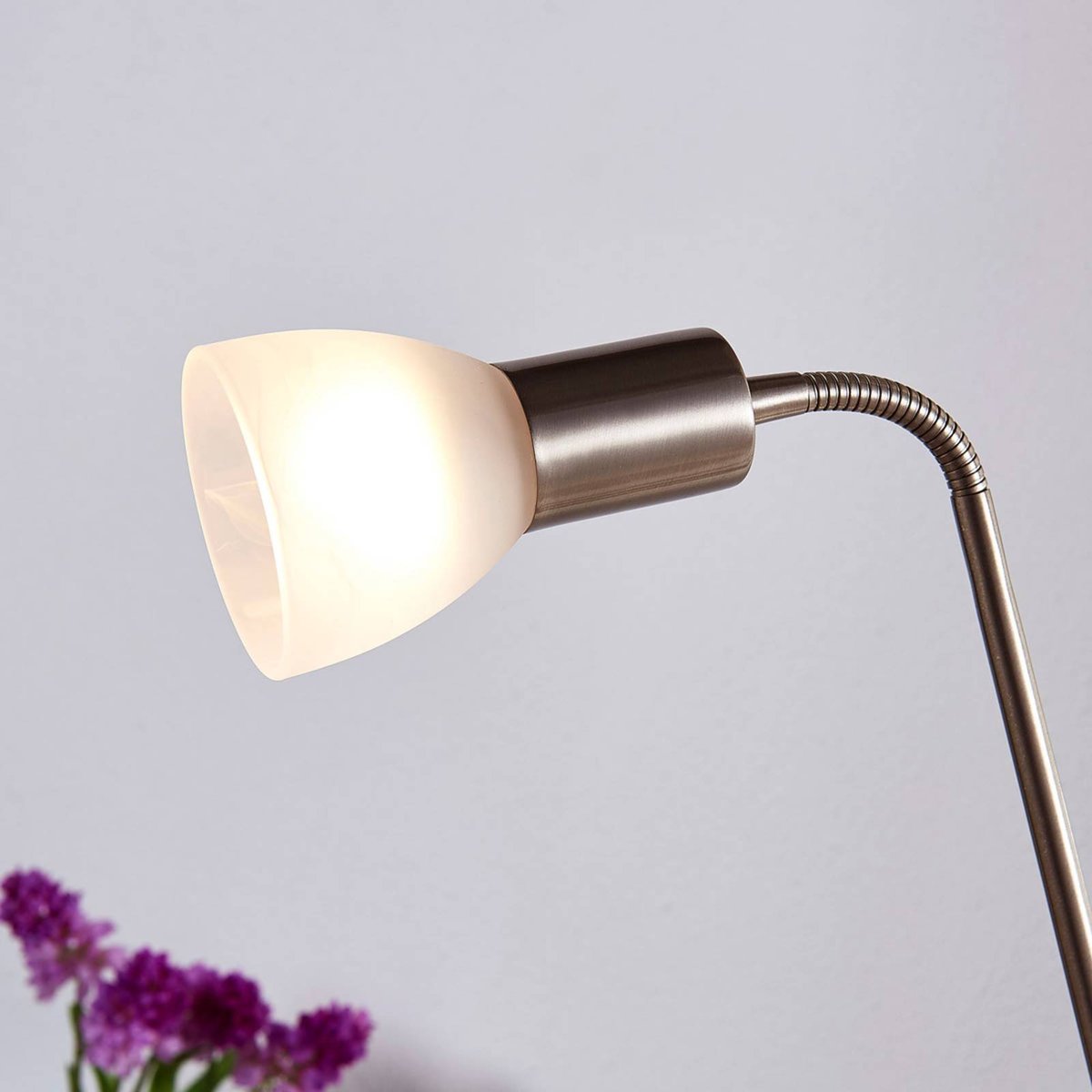 Lampadaire en métal moderne, Felicia nickel satiné, blanc albâtre, LINDBY
