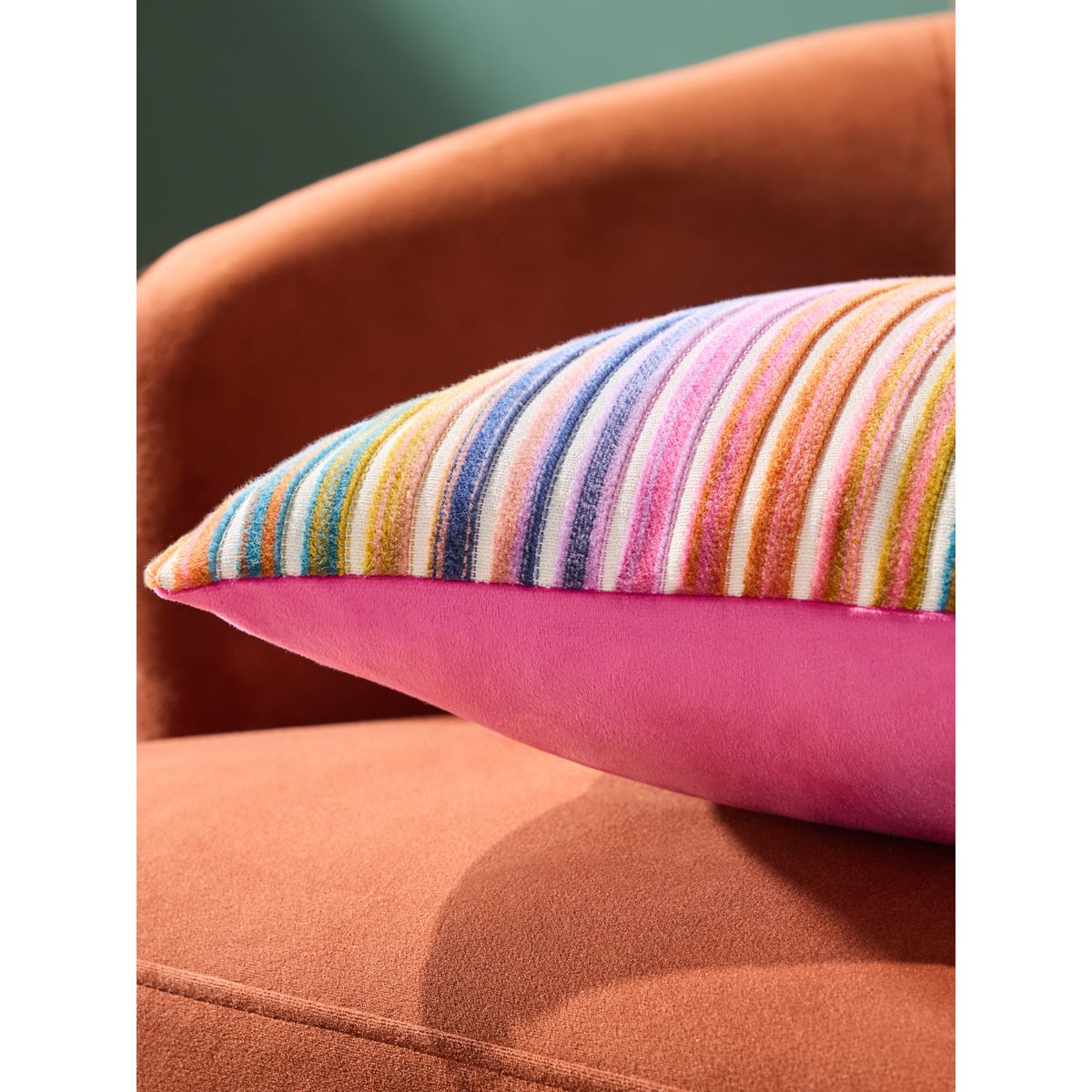 Coussin rayé en velours coupé brillant, NEXT