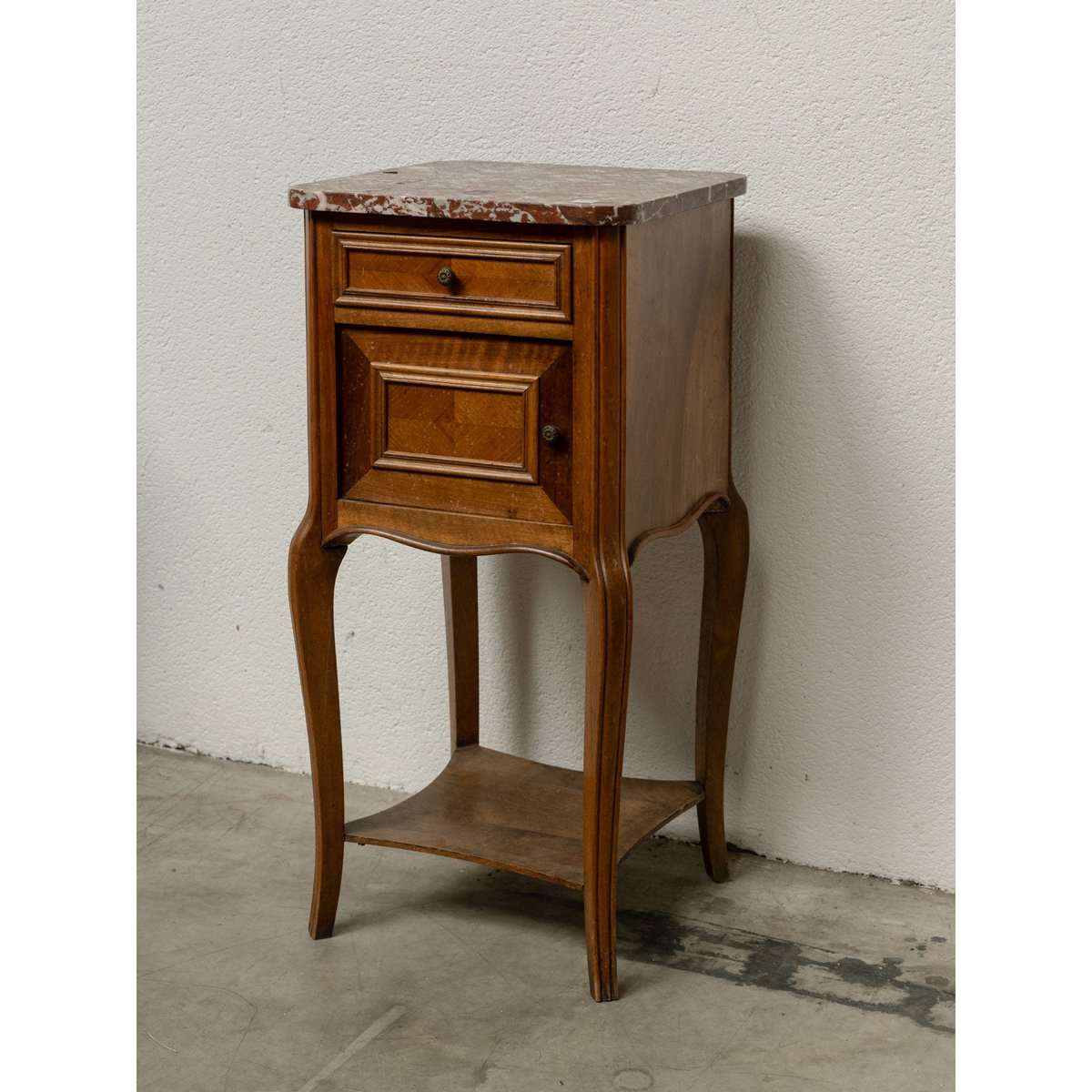 Table de chevet en bois et marbre rouge tacheté Odile N°1615 - Bon état bois foncé, DEBONGOUT