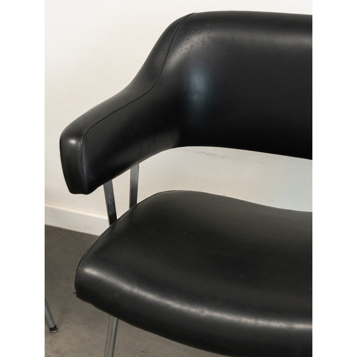 Paire de fauteuils en skaï et métal Jakob N°1289 - Bon état noir, DEBONGOUT