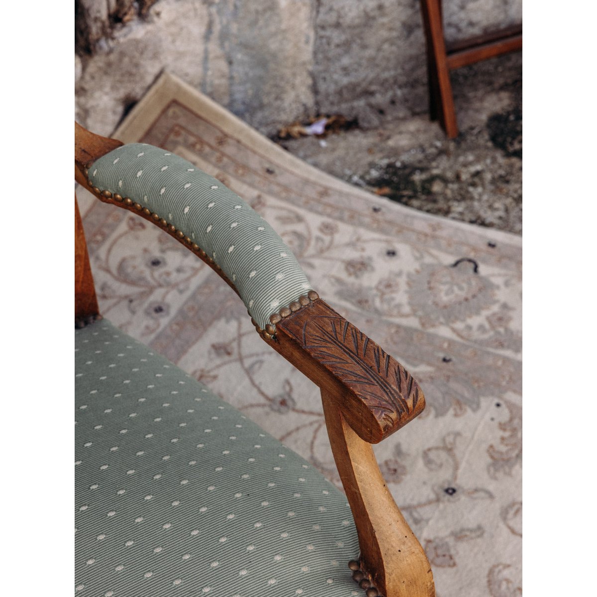 Fauteuil Voltaire confortable Ernest N°1558 - Bon état bois clair, DEBONGOUT