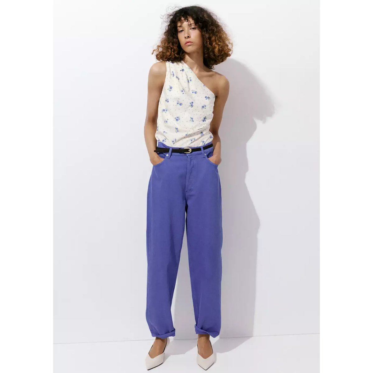 Top asymétrique à fleurs blanc, MANGO