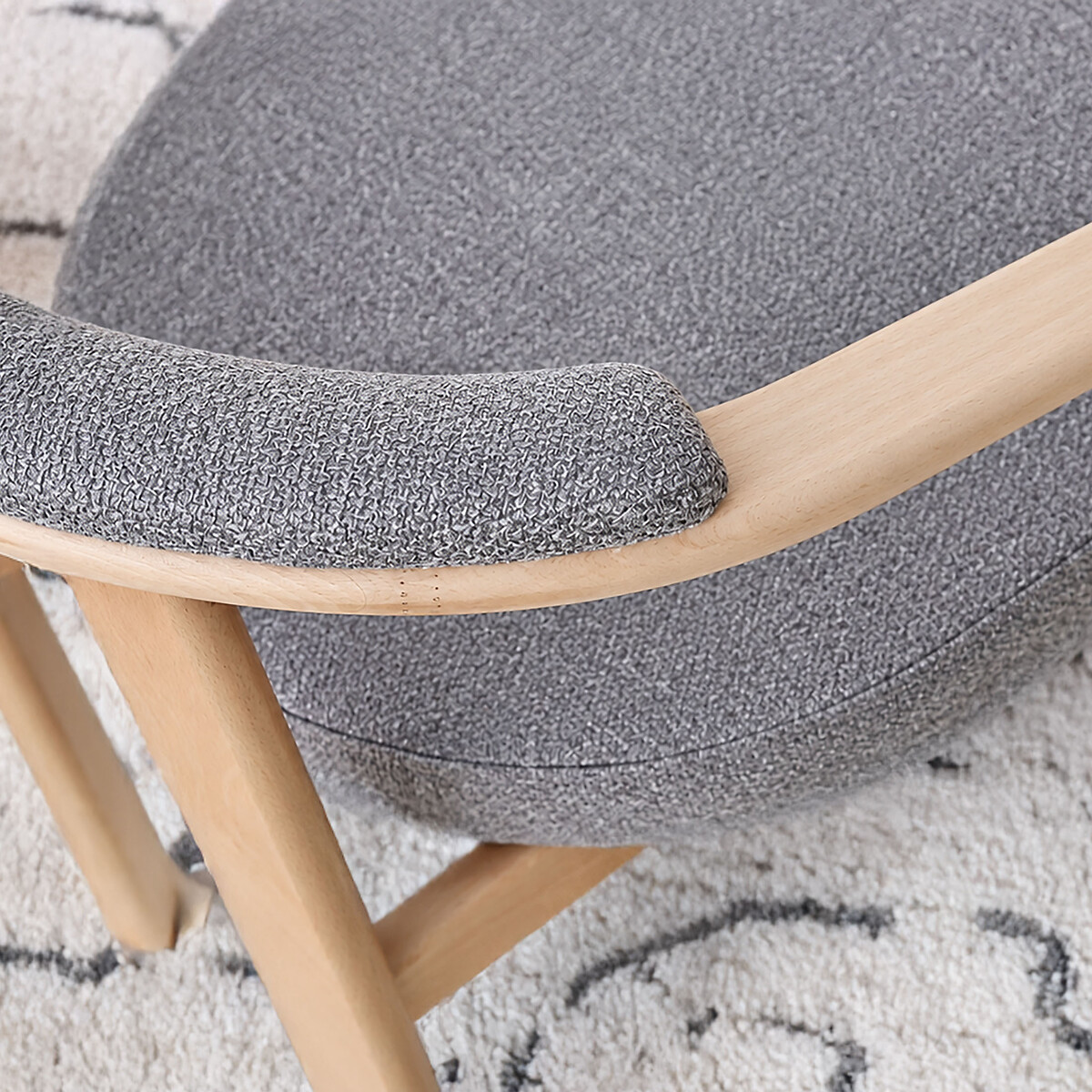 Chaise design en bois massif avec accoudoirs – Assise et dossier rembourrés gris, EUROPE & NATURE