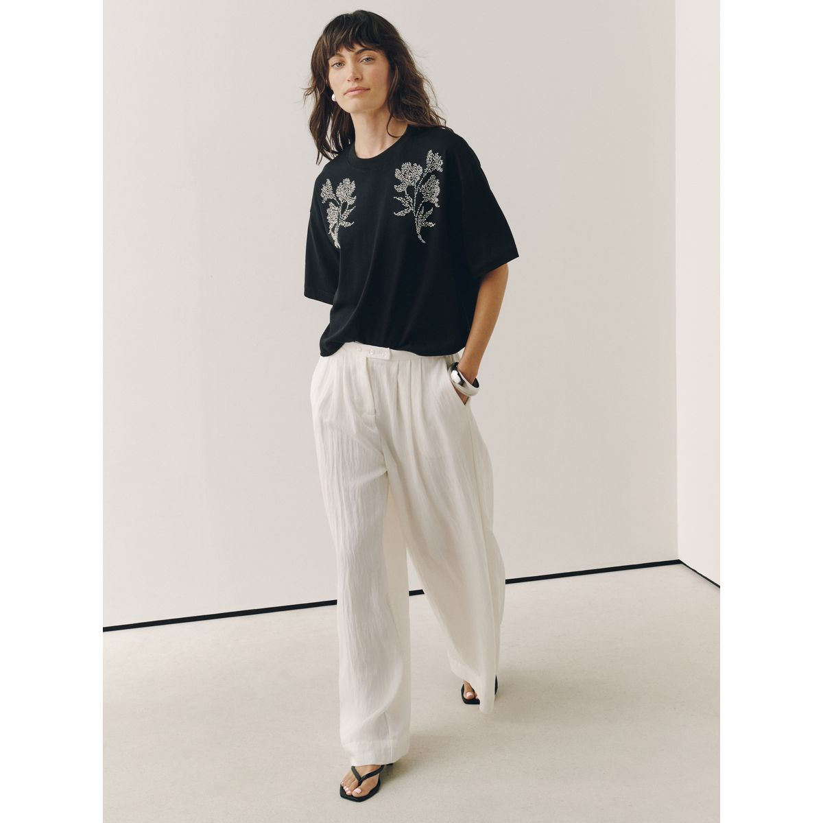 T-shirt ras du cou manches courtes et fleurs noir, NEXT