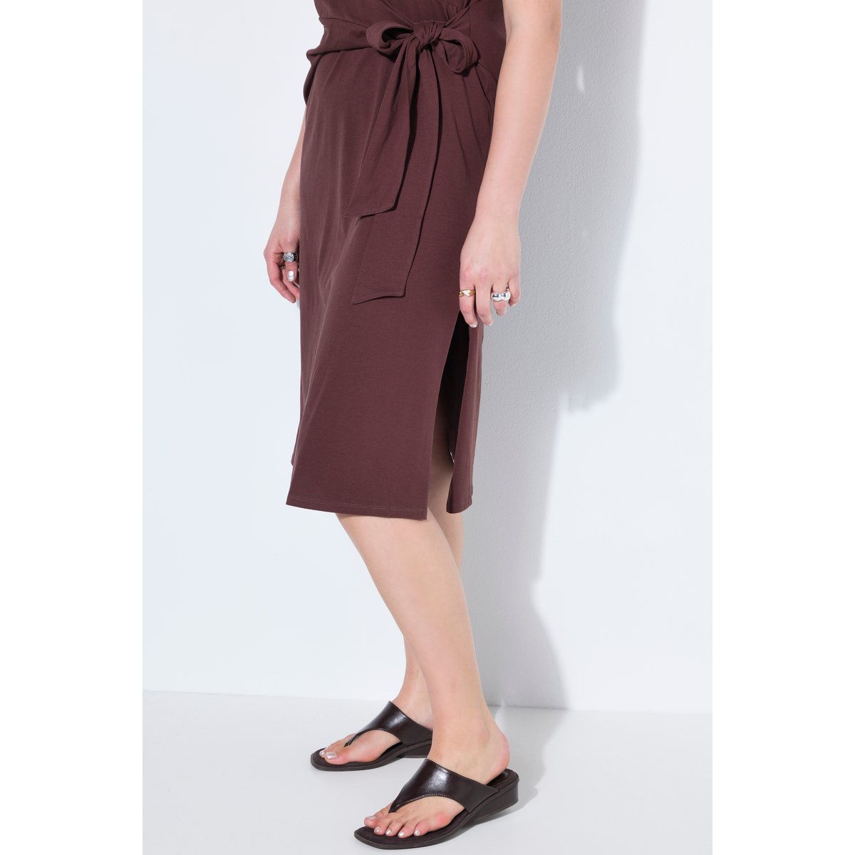 Robe midi en jersey évasée, drapé chocolat, STUDIO UNTOLD