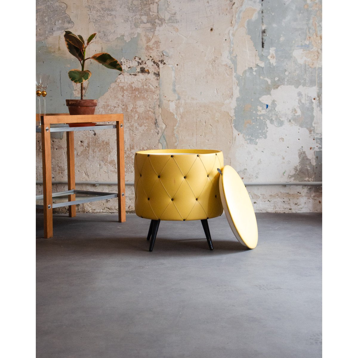 Pouf matelassé jaune Jean-Philippe N°88 - Bon état jaune, DEBONGOUT